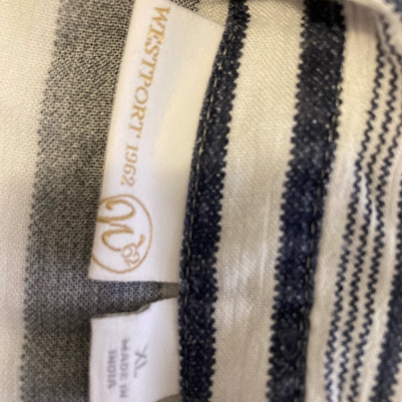 Blouse, navy and ivory, feels like linen but is 100% rayon, long tail, so 👍 - Picture 5 of 6